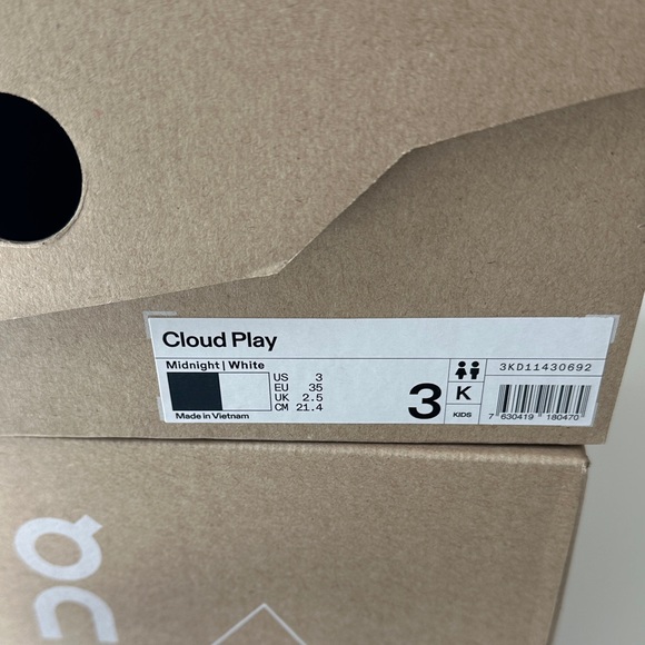 On Running Cloud Play Midnight White Size 3 Kids - Picture 6 of 6